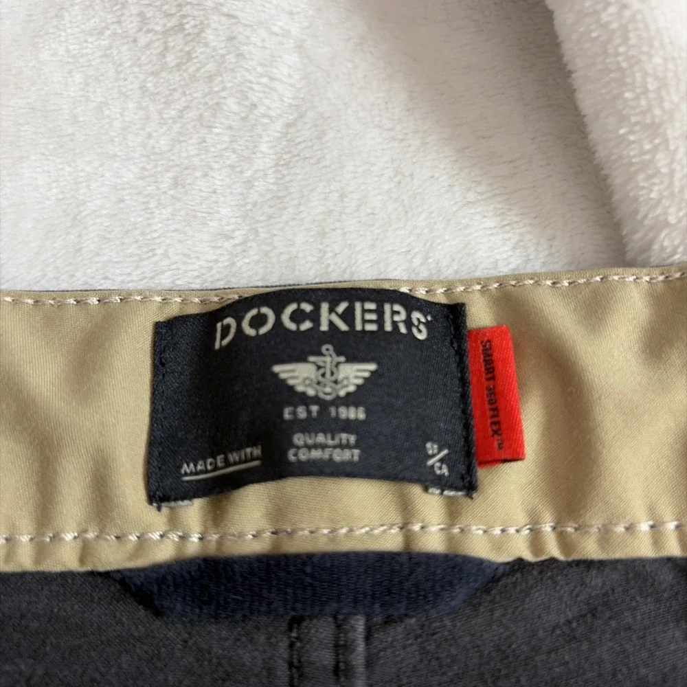 DockERS Men's Dark Gray Straight Fit Flat Front Khakis Chinos 46‎
